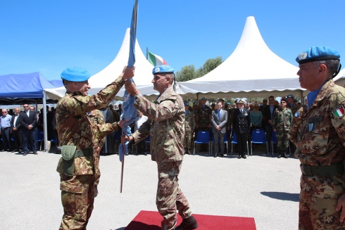 Il generale POLLI riceve bandiera dal generale SERRA
