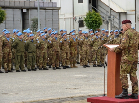 Il generale Bertolini saluta i caschi blu italiani