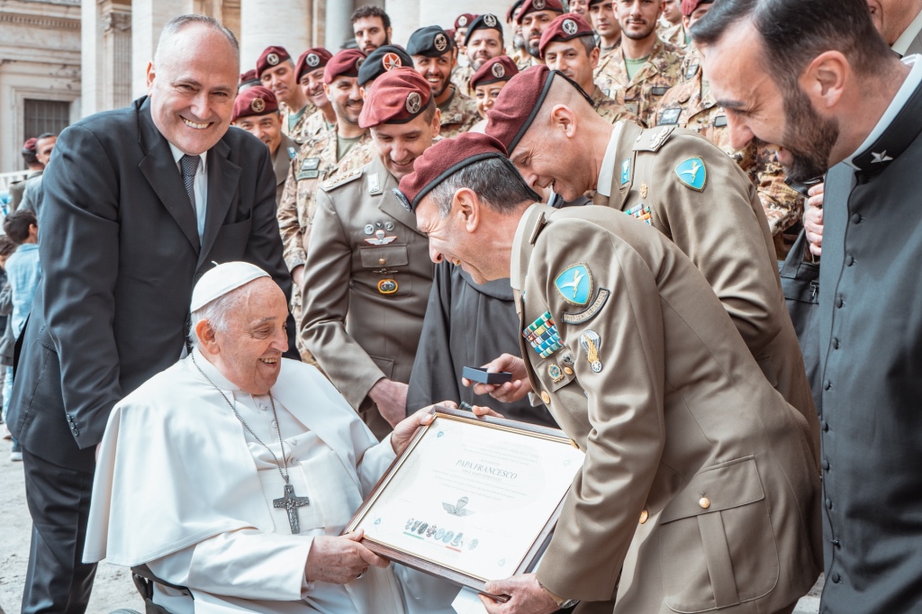 Papa Francesco incontra i militari di Strade Sicure e riceve il brevetto da paracadutista militare